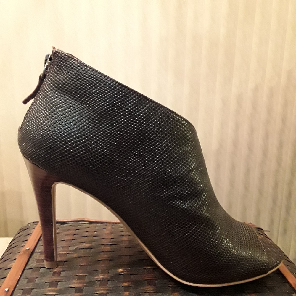 Halogen Riley Ankle Bootie, Size 6M - Picture 3 of 6